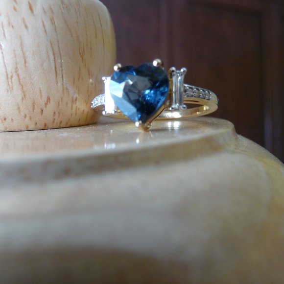 Engagement ring, 4 girls who dare to be different - Picture 2 of 10